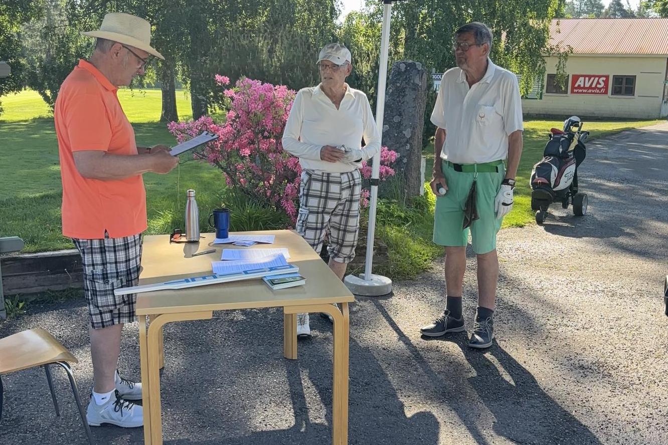 Tuomo Mantsinen oheistaa pelaajat kentälle