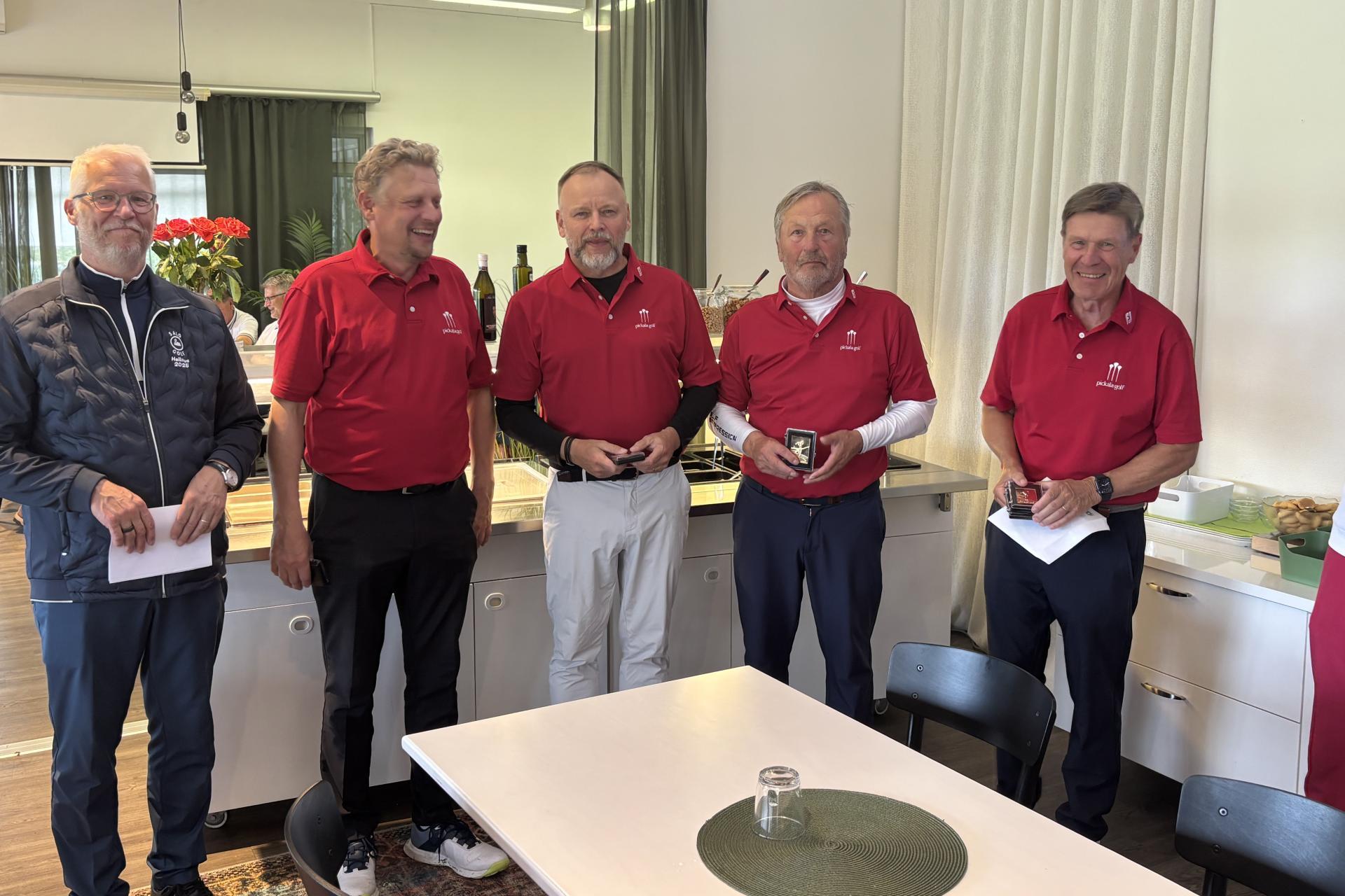 Salo Golfin puhj. Arto Mustonen onnittelee Pickalan joukkueen pelaajia