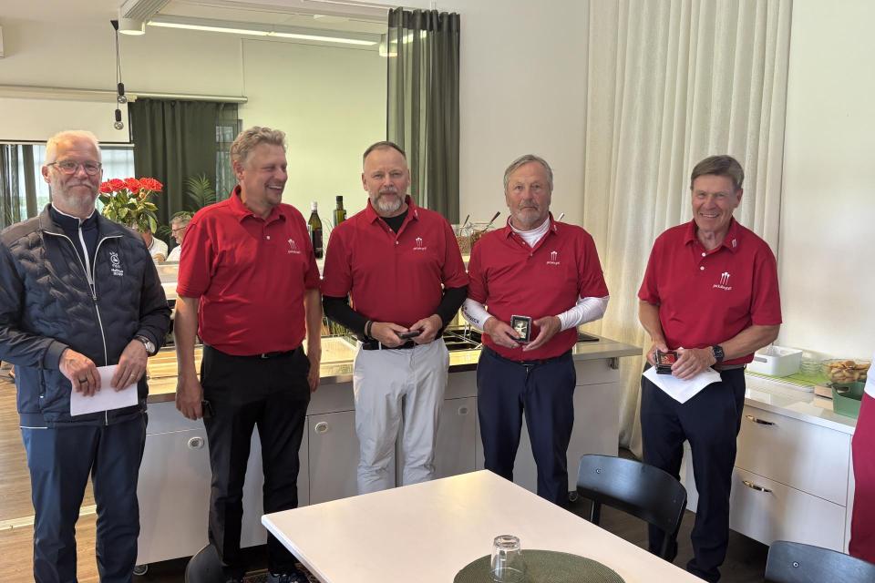 Salo Golfin puhj. Arto Mustonen onnittelee Pickalan joukkueen pelaajia