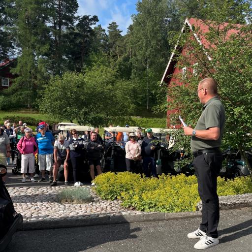 Toimitusjohtaja Jukka Koivu kertoo North Westille kisainfoa.