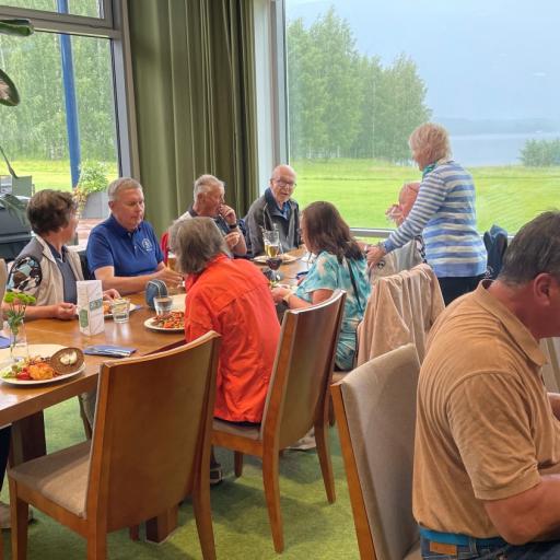 Oli mukava istua sisällä ja katsella sadetta suurten ikkunoiden takaa.