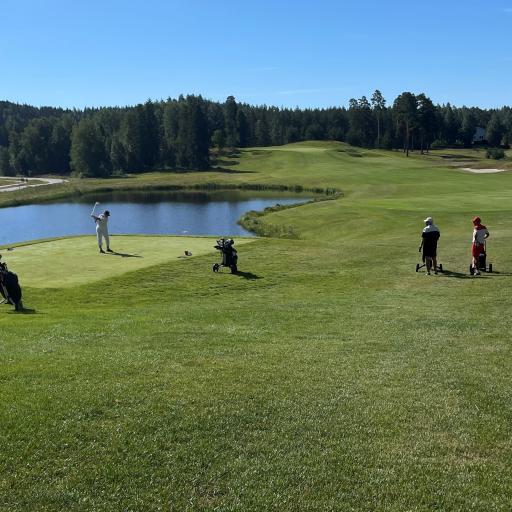  Pelaajat lähdössä kauniille Kytäjän South Eastin ykkösväylälle.
