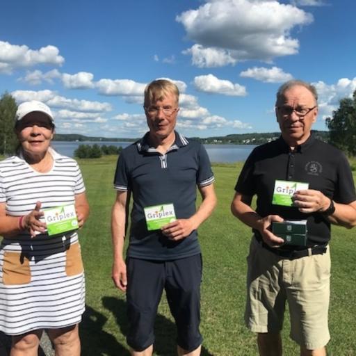 Lähimmäs lipppua kisat voittanut Matti Tervonen (oikealla) ja pelikaverinsa Marja-Leena Kärkkäinen ja Jukka Rämö.