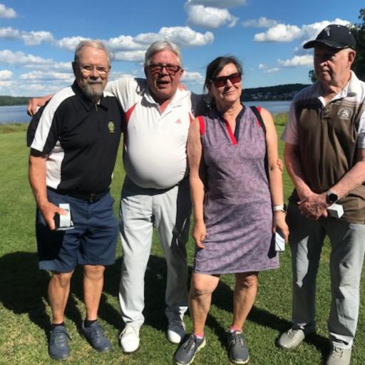 Iloinen arvonnassa voittanut joukkue Eero Rönkkö, Esko Määttänen, Anita Lammassaari ja Erkki Oila.