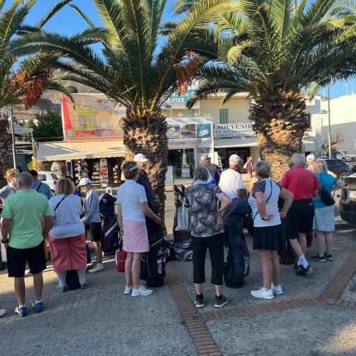 Ensimmäisenä päivänä odotettiin bussia, joka ei tullut.