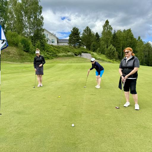 Viimeisen greenin kallistuksia mittaamassa
