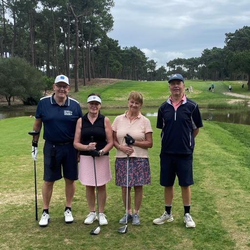 Aroeiran ykköstiillä Markku, Aulikki, Leena ja Kalle