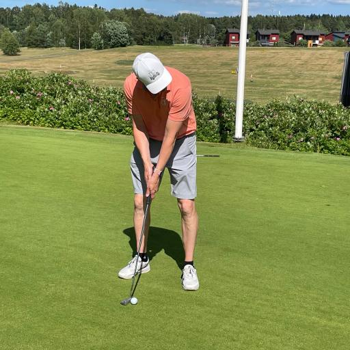  Jukka Immonen treenaa puttia.