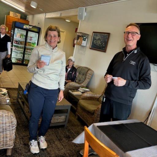 Hartolan N50 sarjan voittaja Sini Lampainen ja Hartola Golfin toimitusjohtaja Tera Heinonen.