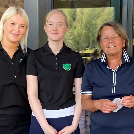 Oikealla N65 2. Terhi Nygren, Salo Golf. Vasemmalla Head Caddiemaster Mimmi Salonen ja vieressä työkaveri. Kiitos ystävällisestä palvelusta kilpailun aikana.