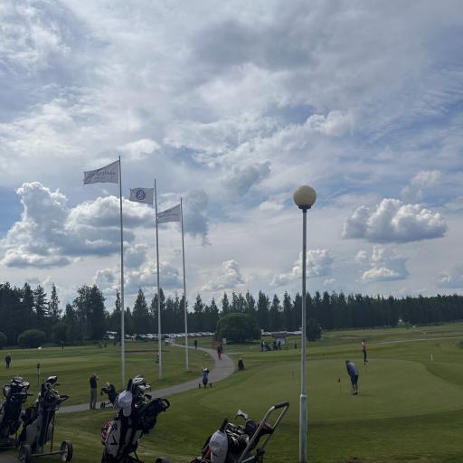 M65 pelaajat harjoittelemassa ennen kisaa.
