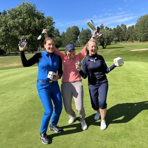 Suomen mestari Gitta Kaupin tiukoille pistivät N50-kisassa kolmonen Tuija Lindvall ja kakkonen Johanna Mustjoki-Purhonen